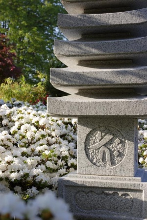 podstawa pagody wsrod kwitnacych azalii japonskich